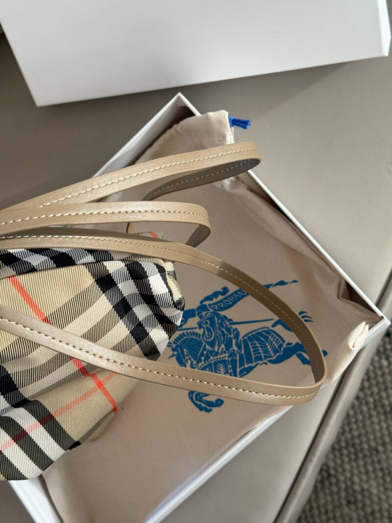 4eec816e91.jpg 195 box
size:22*16cm
Burberry plaid cloud bag
This cloud pack is really cute
Drawstring closure is very convenient
You can put your phone mainly because the price is not too expensive