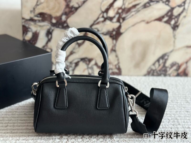 4ef0115bc8.jpg 290 pairs of folding box cowhide
size:21*11cm
Prad Boston Pillow Bag
Parachute fabric
The bottom and handle are made of cross patterned leather
Three dimensional, stylish, lightweight, and casual
Equipped with a zero wallet!
A super good item!