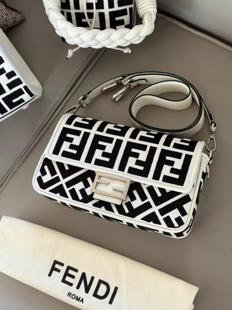 4ef766ba55.jpg 235 box
Size: 26 * 16cm (large)
Fendi (F Home) French Stick Bag
You can carry it by hand! You can cross over!
But such a cute and special bag is rare to see