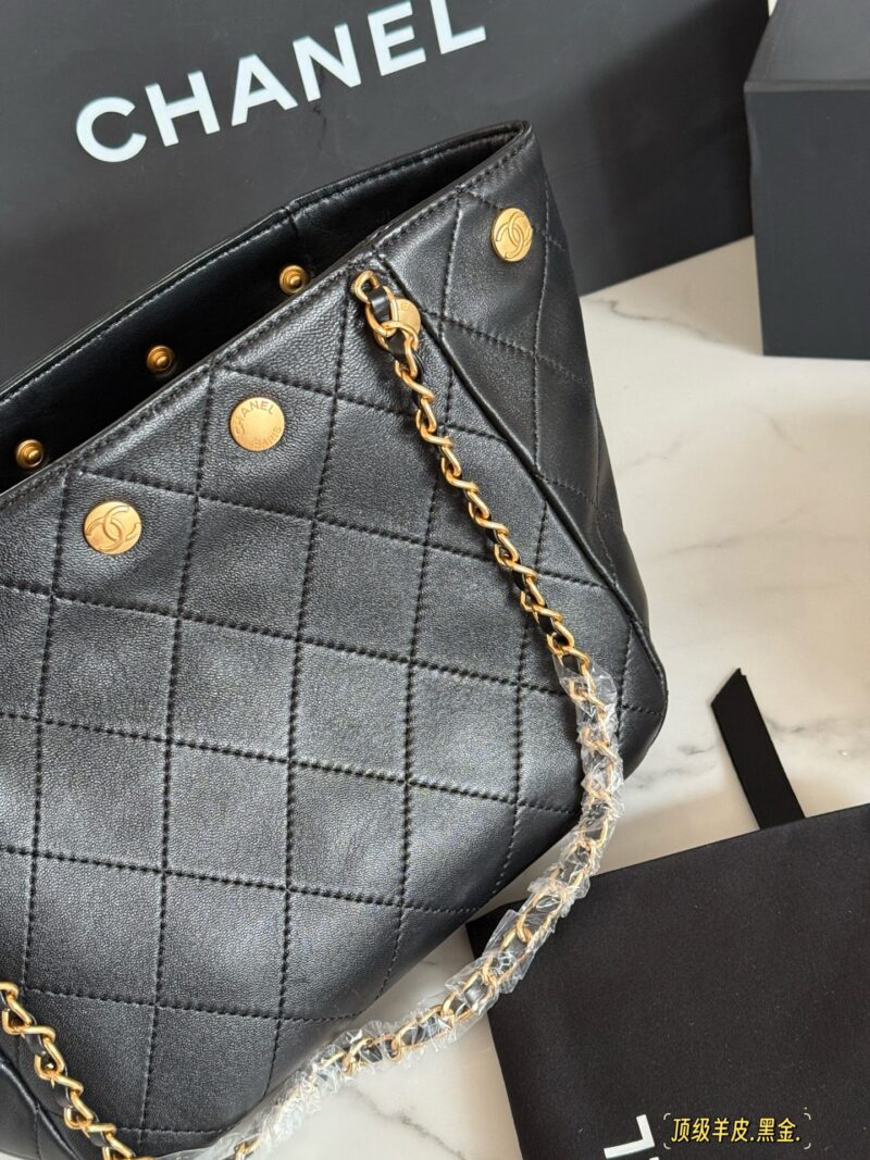 305 box sheepskin
size：25*21cm
Xiaoxiangjia 25p Hobo Bucket Bag
Wow!
A row of small gold coins exudes luxury!
Sheepskin material is soft and high-end!
Very hot and super atmospheric!