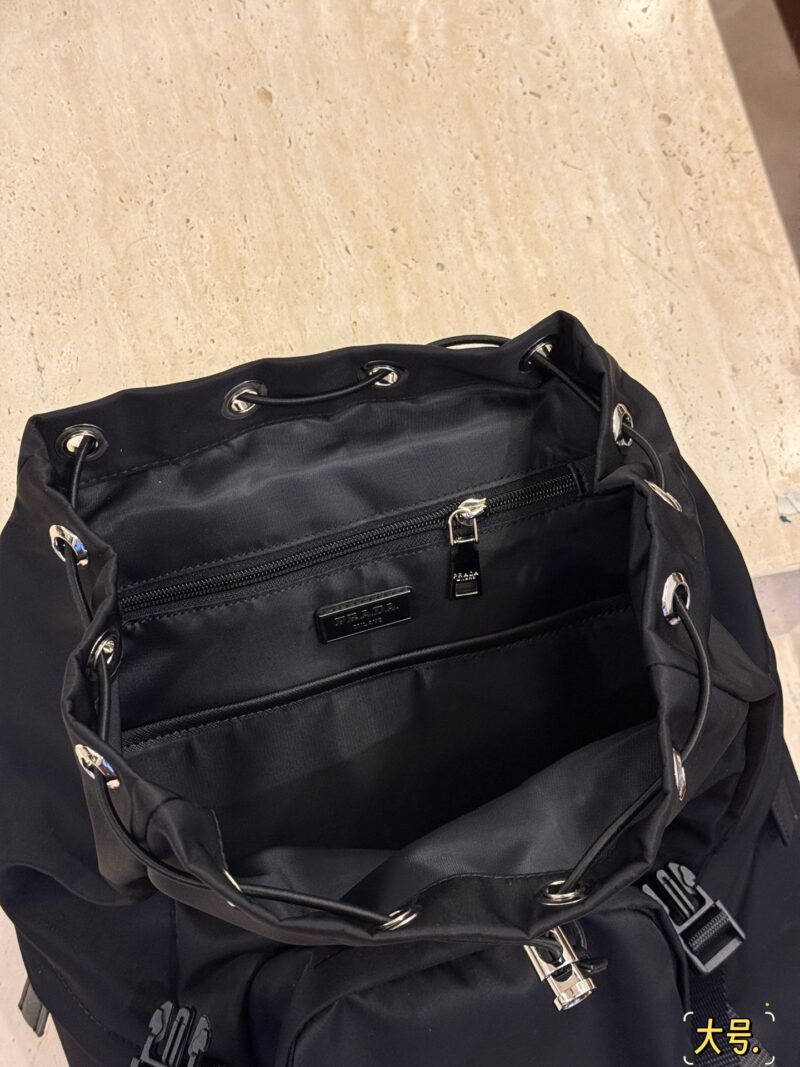 4efedc6cc3.jpg 245275 without box
Size: 27 * 45cm (large)
26 * 37cm (small)
Brother, get the same style now!
Practical and handsome, while strolling around with a strong presence
Prad backpack/tactical bag