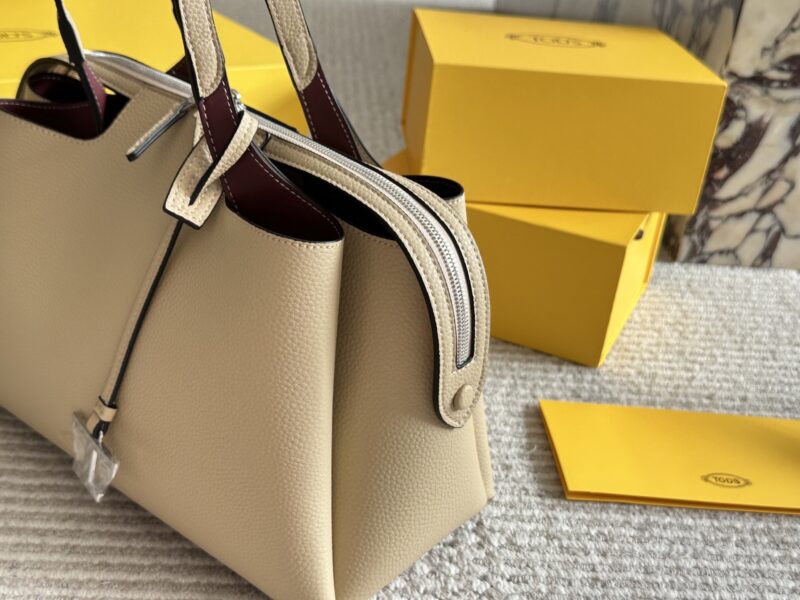 310 box cowhide
size：20*33cm
TODS's milk tea bucket bag is so delicious!
TODS's newly released bucket bag
A cute little one that combines appearance and capacity!
Can be carried diagonally or by hand
It's really convenient to go out in daily life
B...