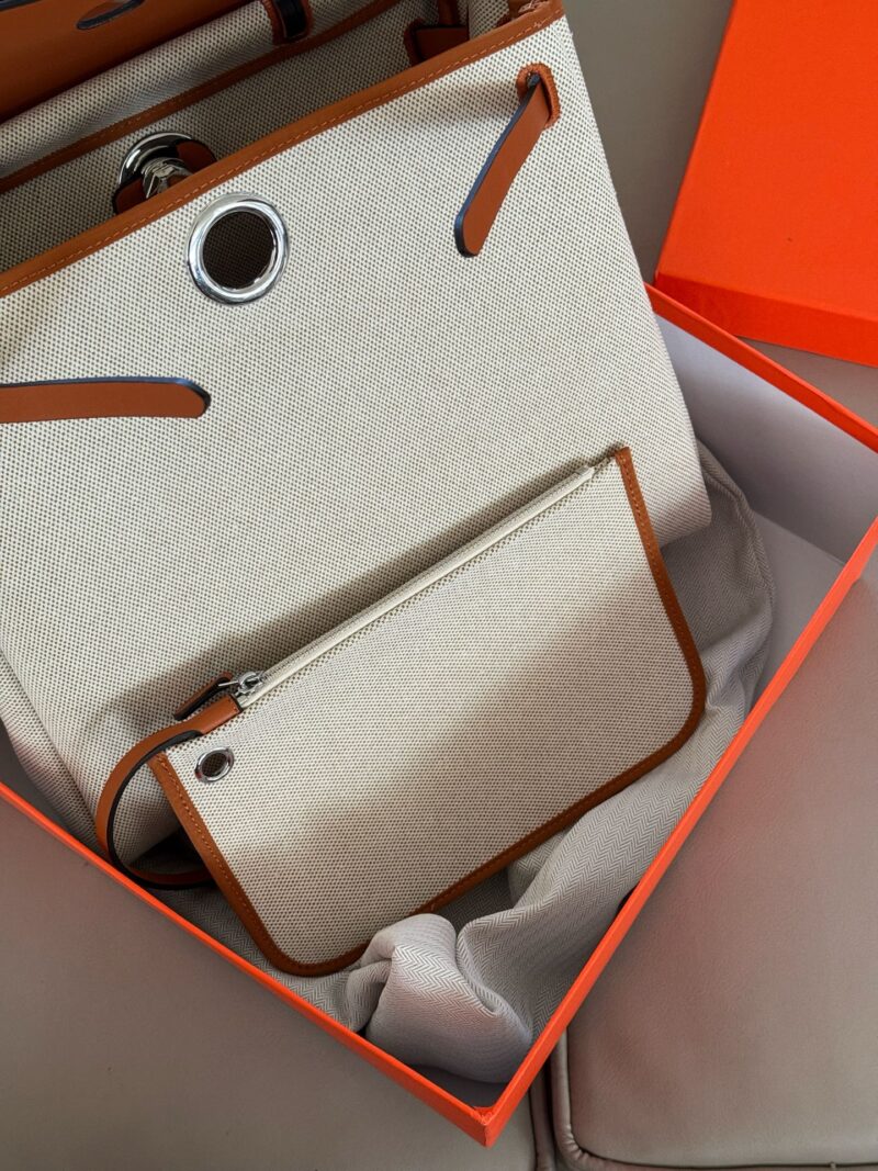 270 boxes
size：31*26cm
Hermes handbag
Canvas shopping bag ?
A bag that is easy to pack in physical form
Recently, I have been carrying my back while traveling
There is texture! Super advanced!
Its capacity is very friendly