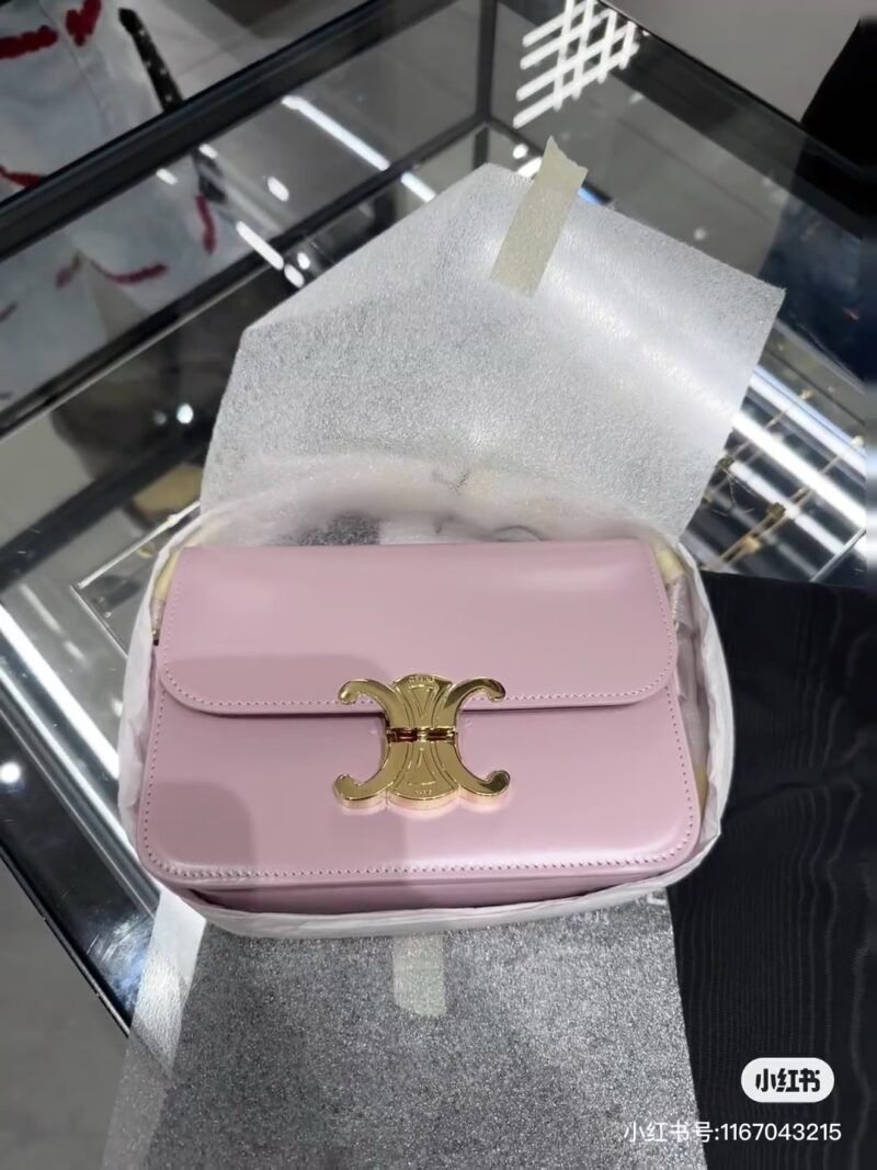 4f1f483ae3.jpg CELINE 2023 New Year Series Popularity Pack with Dreamy Cherry Blossom Powder CELINE, this "cherry blossom powder" is so beautiful that it's too foul! Classic small square bag, half The moon saddle is dyed with dreamy pink, and Lisa and Jessica are s...