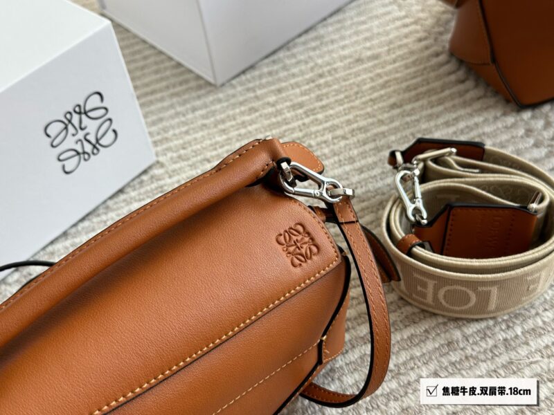 320 210 box (backpack)
Size: 24 * 15cm (large)
18 * 10cm (mini)
Loewe Geometry Package Puzzle
Truly cannot be missed,
?? Cowhide quality!
Completely hold on!
Luoyiwei | A perfect shoulder strap