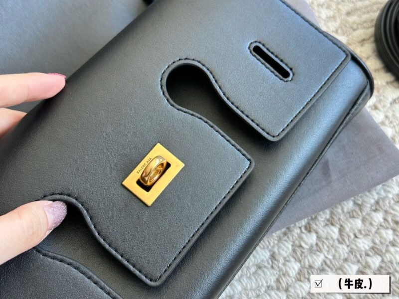 4f34f710ad.jpg Cowhide 270 with box
size: 28*14cm
The Belair series from Balenciaga is simply amazing!
The new handbag/crossbody bag is small and exquisite!
Cowhide quality!
The toughness and texture of leather are very soft