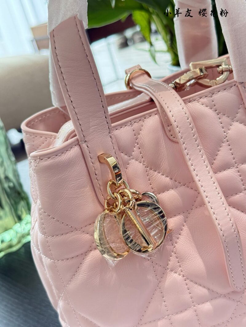 Dior indigenous bag pink p330
No joke, this will be the next hit!
I'm not joking! Zhi Xiu doesn't even joke with you
The hottest Toujours indigenous bag has actually grown taller and even has an extra shoulder strap. Its appearance has skyrocketed, i...