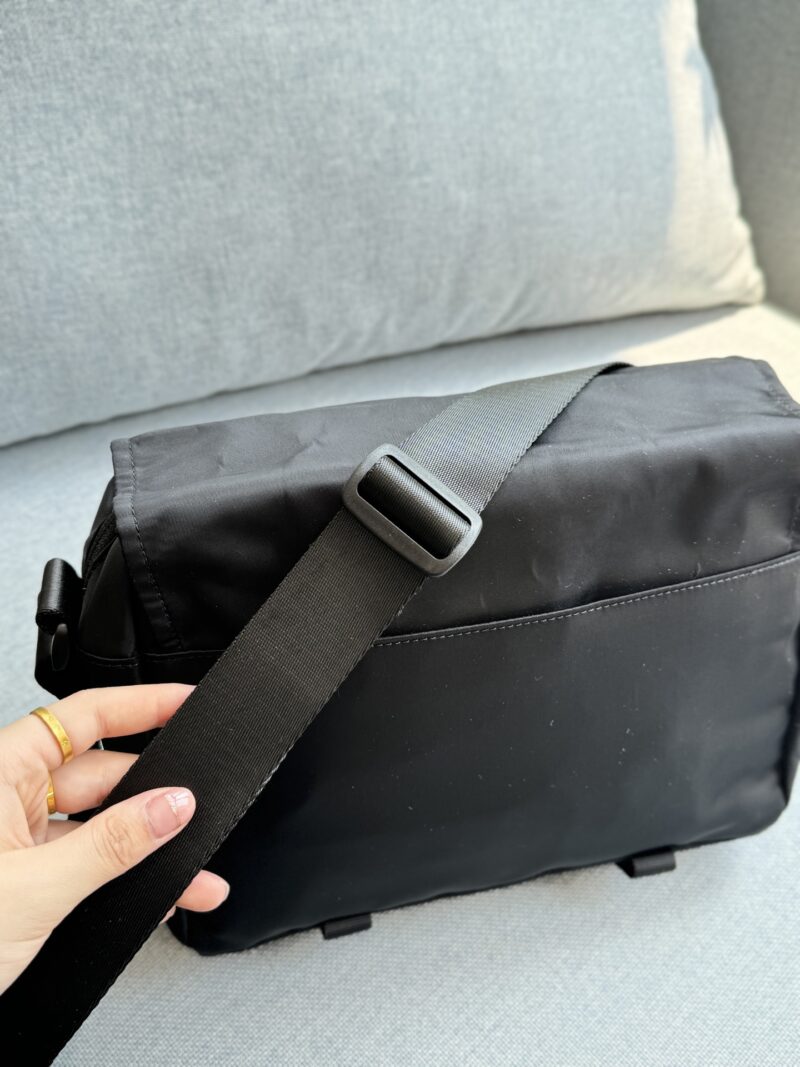 4f918cb589.jpg 215 airplane box
size:28×21
Lululemon Wulnderlust 6.5L Nylon Postman Bag Single Shoulder Crossbody Bag
Gun colored metal buckle+3D car line, with a touch of luxury at your fingertips! Paired with sweatshirt and denim, it instantly transforms into ...