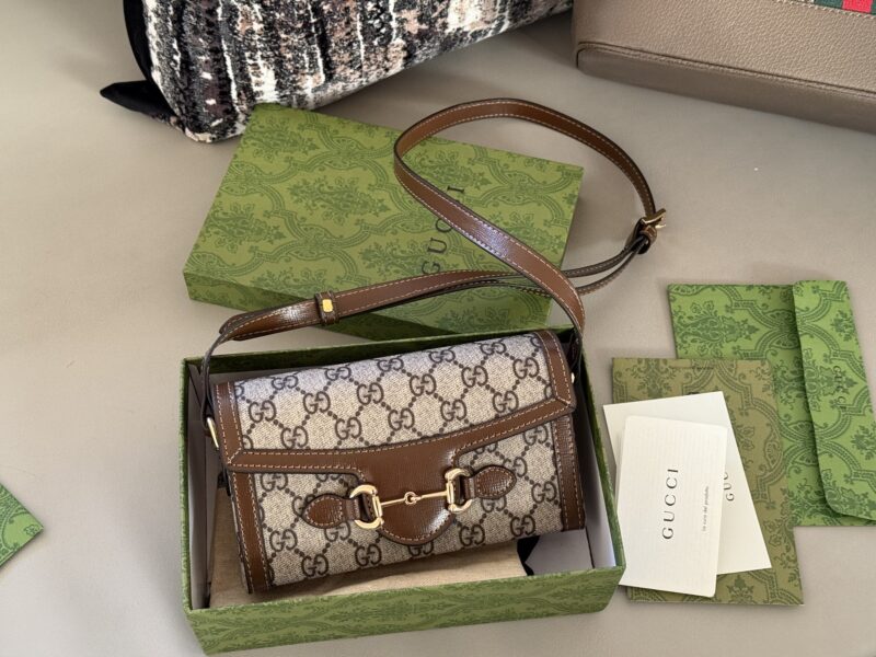 4f9b8cd668.jpg 200 boxes
size:19*12cm
GG 1955 new mini bag
Capacity is also acceptable
My god? It's so beautiful!
Classic color Gucci1955