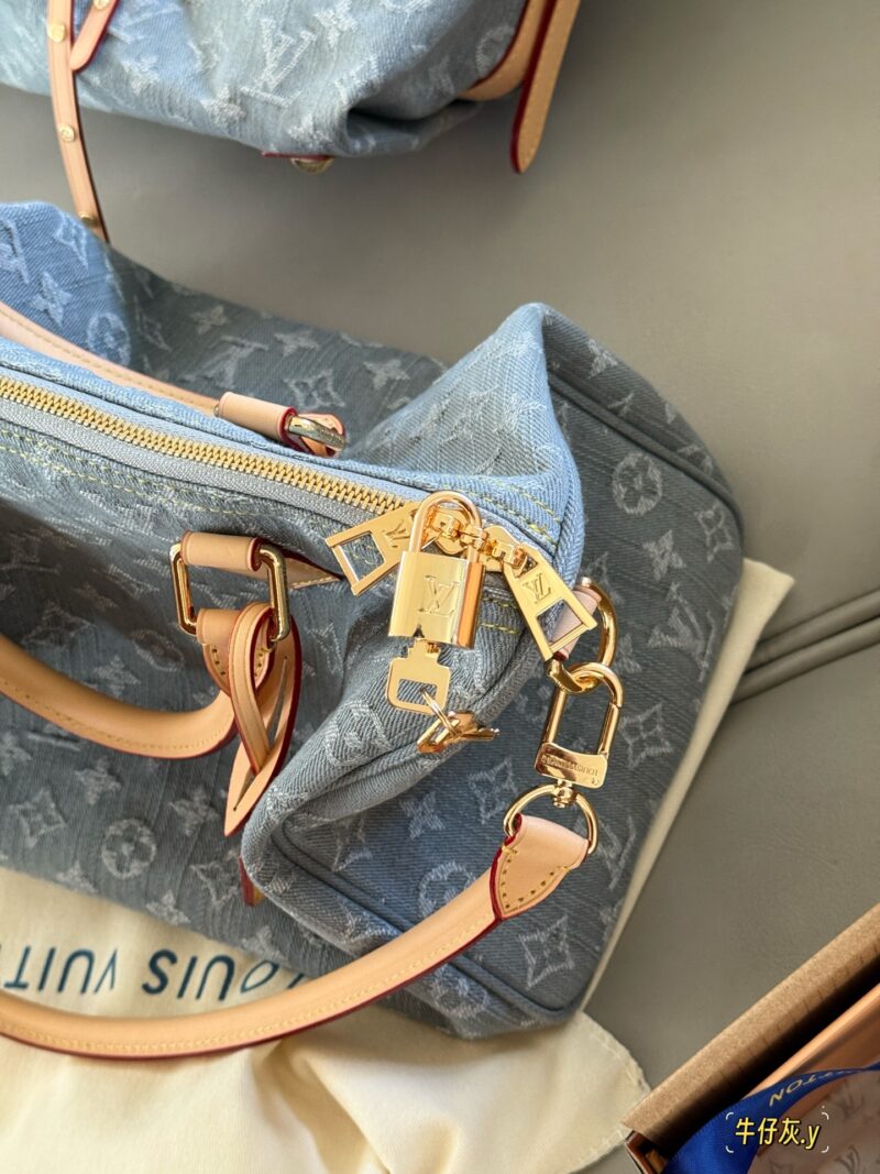 290 box upgrade version y
size：30*21cm
Come and take a look at L's Speedy30 pillow bag
Size 30cm is suitable for daily use and travel!
I really like this size
Very useful! Too cool!
This denim bag exudes a vintage atmosphere and is packed with UP!