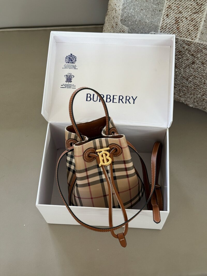 4fac6d0562.jpg 225 boxes
size:16*18cm
Bur | Knocking Cute Bucket Bag~
Multi color matching, portable crossbody can be freely matched~
