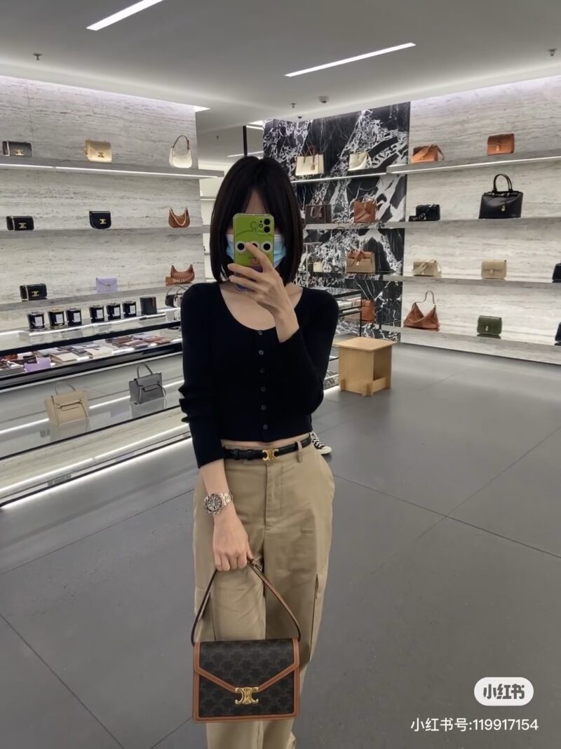 4fb6f01944.jpg CELINE aging Arc de Triomphe envelope bag, lightweight chain splicing, compact body more suitable for autumn and winter super practical! To To accommodate larger smartphone models such as Plus, adjustable shoulder strap (50cm) # Celine Woc # Celine ...
