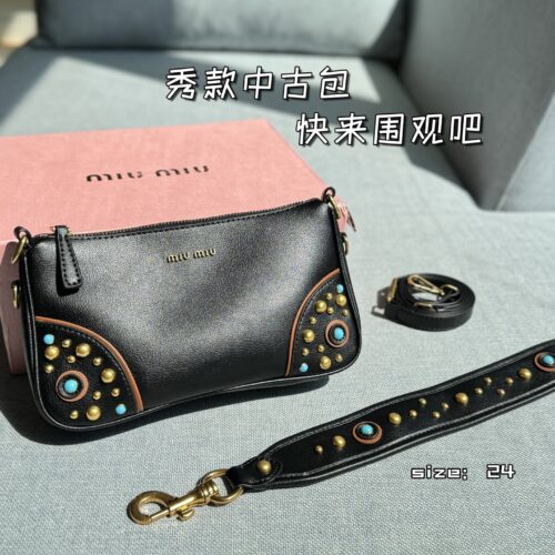 Color card ??
MIU MIU Riveted Underarm Bag Used Bag