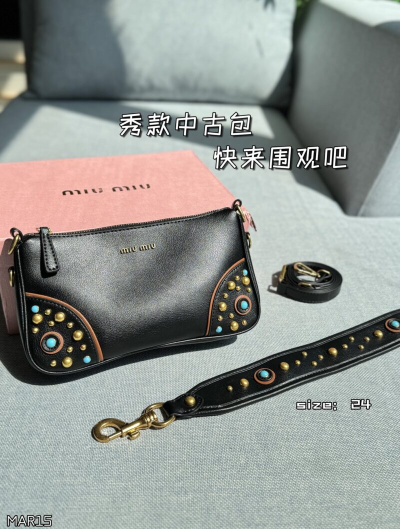 Color card ??
MIU MIU Riveted Underarm Bag Used Bag