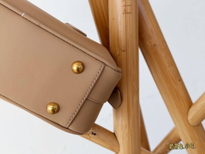 4fbdb6d120.jpg 250 255 Upgraded Edition Box
Size: 23x11cm (small)
28.5 * 4cm (large)
Miumiu bowling/briefcase/
The sweetness of the bag is just right!
It's hard not to love!
Can be carried by hand or slung diagonally
It's definitely not a small waste bag! Full cap...
