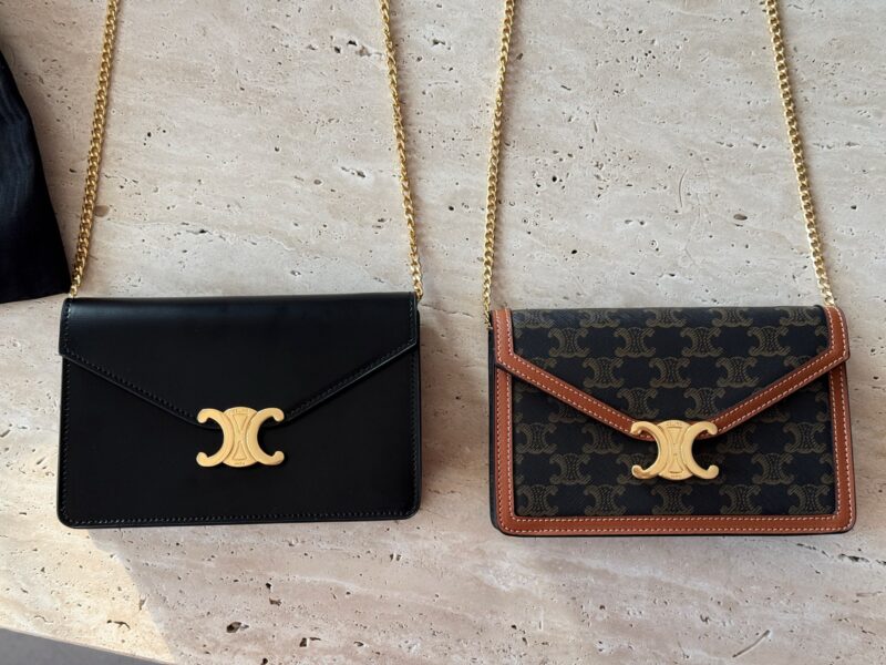 215 boxes
size：20*13cm
CELINE | The cost-effectiveness of the Arc de Triomphe WOC is too high!
The crossbody bag is so beautiful haha!
Breaking the conventional square design, the entire bag shape has been made more obedient~It has a strong academi...