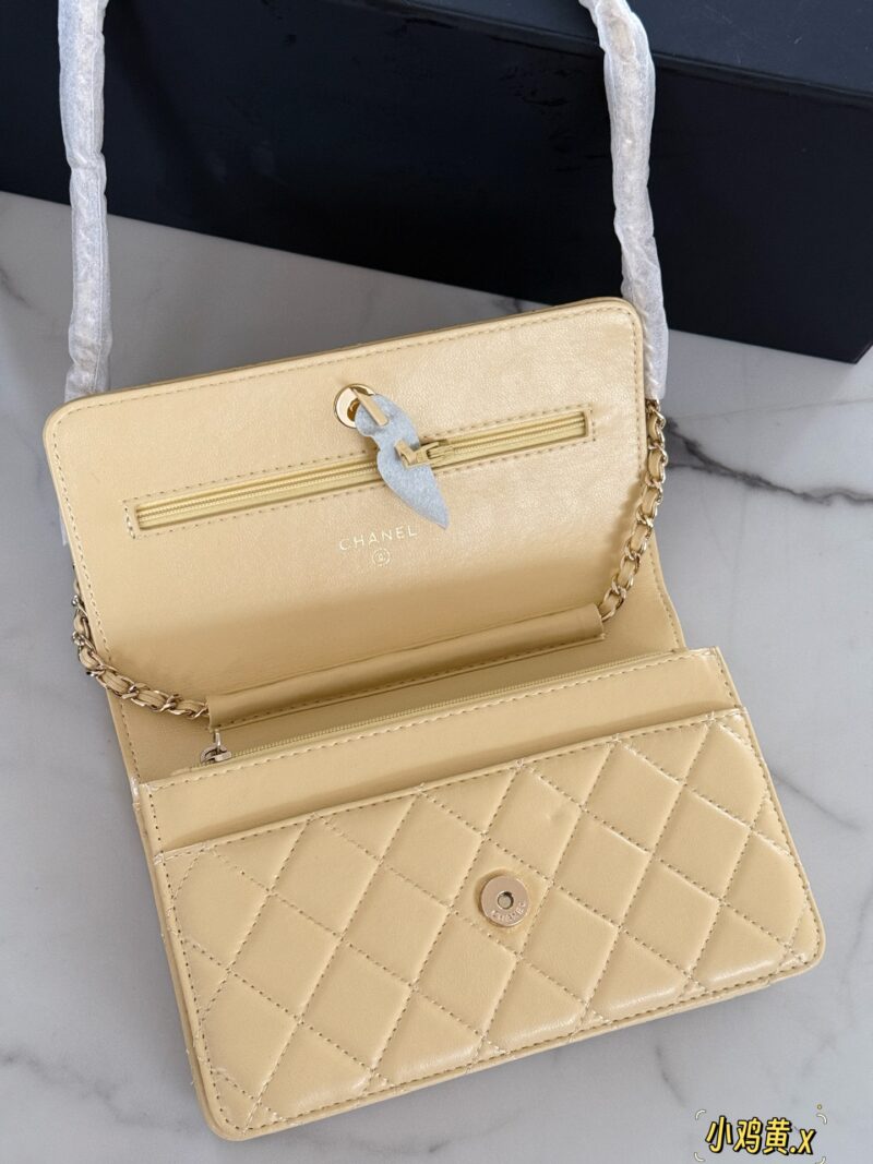 4fbec8fa4f.jpg 180 Pack
size:20*13cm
Xiaoxiang Family Wealth Bag
Woc Wealth Pack, can have
You must arrange for yourself
Chanel's wealth bag is the most frequently used one in Grandma Chanel's bag
Cute and lovely chicken yellow/very suitable for summer color matching~