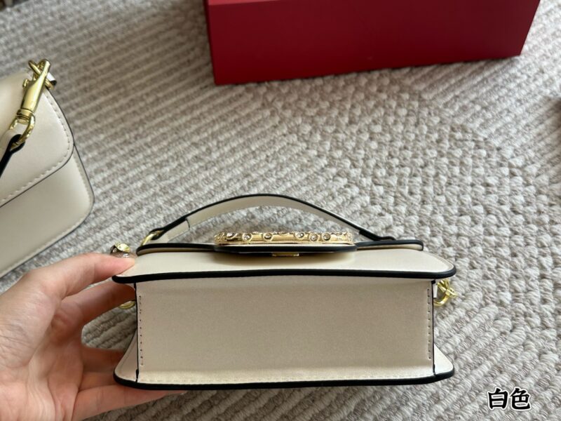 4fca7e96fa.jpg 220, 135 box sets
size:20 9cm
26 17cm
Valentino New Product!
Who can refuse a style
Dressing for spring, summer, autumn, and winter
Everything is completely fine~