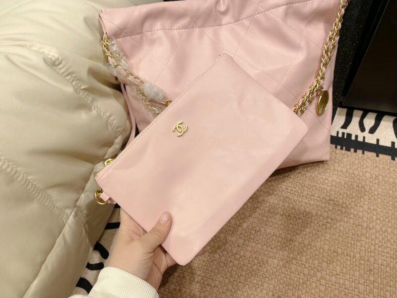 Folding box
Chanel garbage bag
The physical object with a relatively large capacity is stunning!
Can be carried by hand, shoulder crossed, or slung over the back
The upper body is also very beautiful, showing off one's temperament
It really smells go...