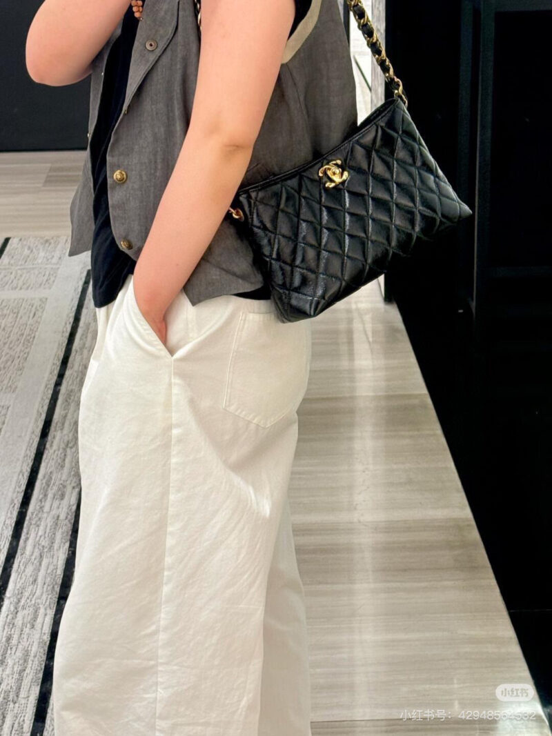 Chanel's new style should not look too good when paired with fur
The capacity is simply not very useful
A must-have for daily travel -
Don't have a headache just for the sake of the small package
Can accommodate a mini umbrella for daily travel