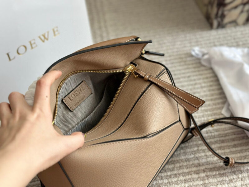 502440e9bb.jpg ¥225
From now on, fans of the Luo family geometric bag family will surely be delighted with the addition of a bag to the Loewe puzzle. The classic geometric bag will once again attract fans with its mini bag! This time let's plant grass and see if ...