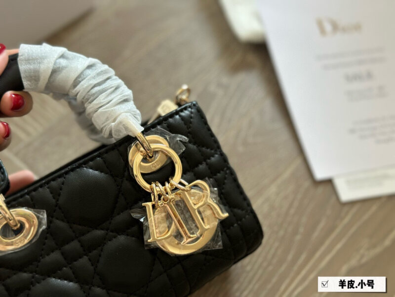 Dior lady's new long sheepskin full set packaging
Dior's all-new D-joy is making a strong comeback, with the rhythm of a big hit. The bag comes with two shoulder straps and multiple back styles, making the upper body both beautiful and stylish. The c...
