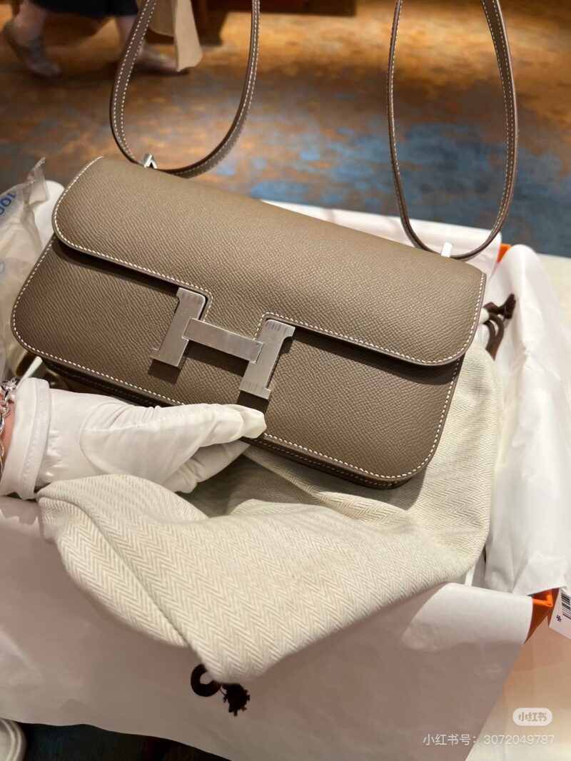 504e3cb305.jpg Constance Elan's new 24cm elephant grey gold buckle Epsom leather versatile color
Perhaps many people underestimate this color, but whether it's for daily travel or photography, it's very eye-catching. Fashionable and retro colors will never go out o...