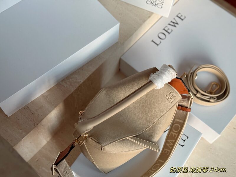 505286f38d.jpg 320 box
Size: 24 * 15cm (large)
Loewe Geometry Package Puzzle
The latest version of woven shoulder straps
Clean Puzzle Edge is very advanced!
?? Cowhide quality!
Completely hold on!