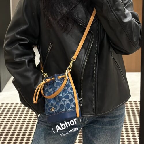 A small one/cute love/