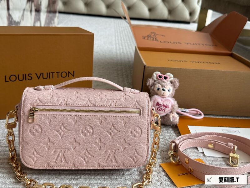 5089d2075b.jpg 300 boxes
size:21*13cm
L's new small postman Metis
Freshly baked cherry blossom powder in spring and summer
The perfect sized LV mailman bag is here
The usage rate is super high!
Cute and lovely finally!! It's out!