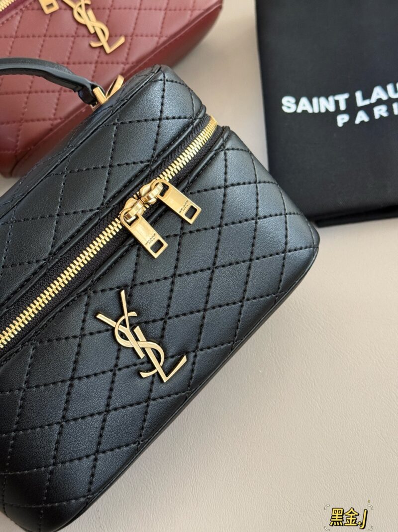 50a35948d1.jpg 235 box
size:19*11cm
YSL New Style | Exquisite Small Box Bag
The new and well behaved Gaby handbag can be carried by hand or slung diagonally
Put all the daily items down