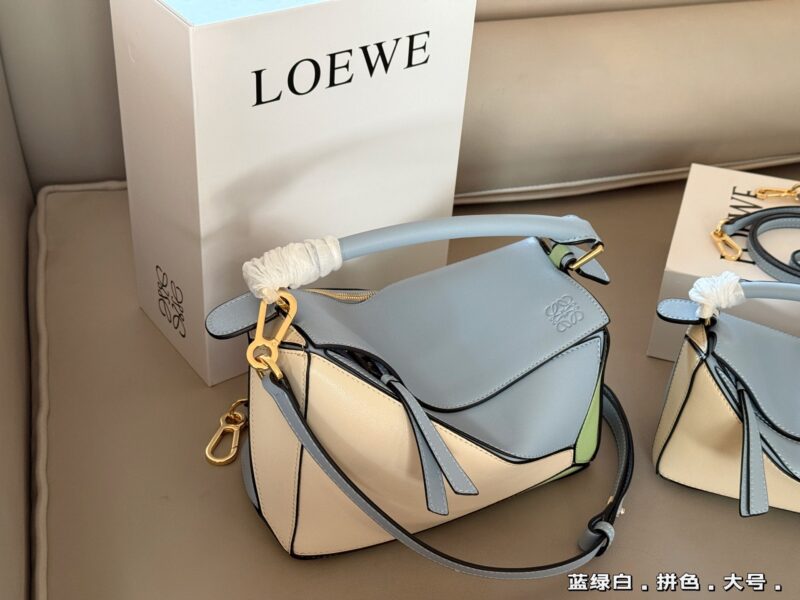 50a9f1fd90.jpg 225 255 box
Size: 18 * 10cm (mini)
24 * 15cm (large size)
Loewe Geometry Package Puzzle
Truly cannot be missed,
?? Cowhide quality!
Completely hold on!
Puzzle's blue-green and white color matching
Advanced high is about to overflow!