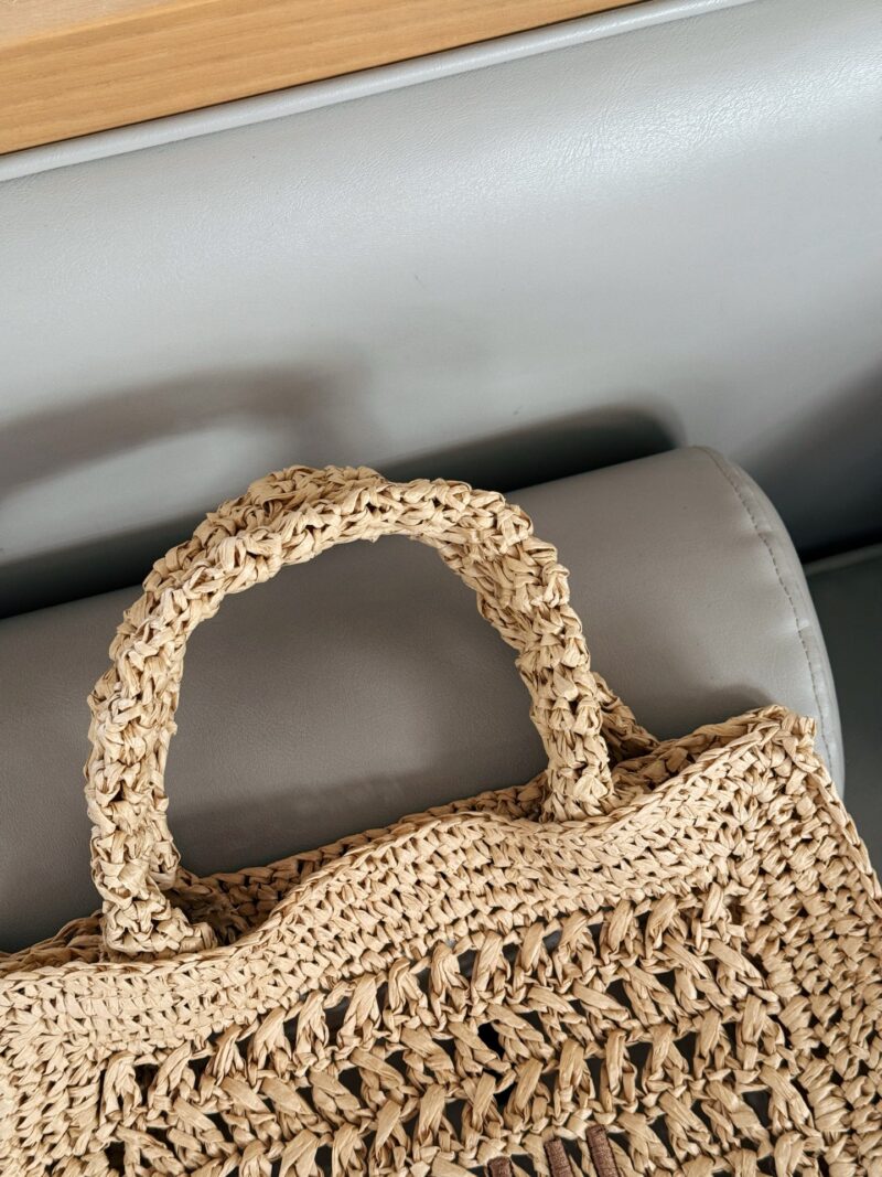 50b259d491.jpg 200 boxes
size:30*25cm
Miumiu Summer Limited Edition|
New woven vegetable basket
The burnt Hobo Lafite Grass
The cute cowhide iconic logo becomes a highlight, it's so beautiful