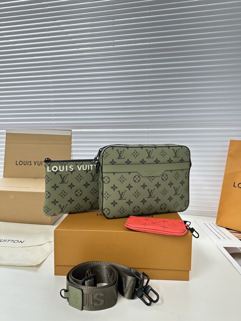 Comes with a foldable gift box airplane ?? Box M23783 Green
Featuring a Monogram coated canvas with a three in one design, equipped with a detachable coin purse, main compartment, and a detachable zipper front pocket for individual use. The coin ...