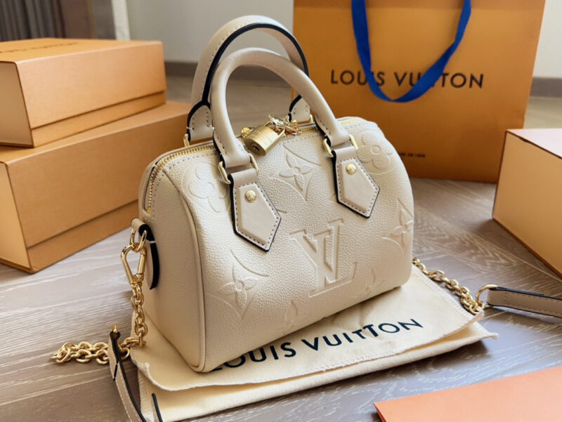 50cc6d5e84.jpg 250 new model (with box)
size:20*14cm
L Home SS23 Speedy 20
Experience the joy of strawberry powder together~
Carrying a small bag, I really love it, love it~
?? Cream strawberry color
Search: Lv nano