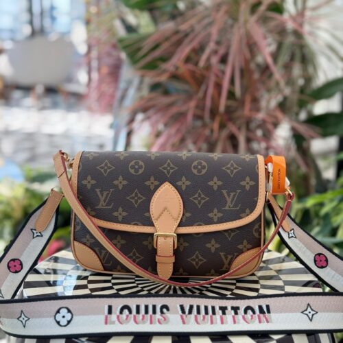 Counter synchronization 163 chip version p325
Lv's new Diane vintage flower stick bag for fashion shows, one shoulder crossbody armpit bag with floral embroidery shoulder strap, all steel hardware
Size: 24 * 15 * 9CM, with 2 shoulder straps that can ...