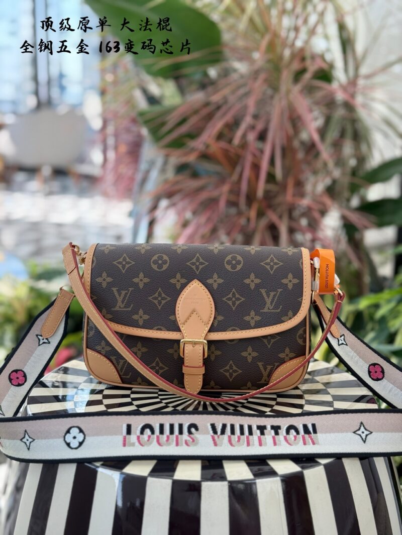 50cfc41e0f.jpg Counter synchronization 163 chip version p325
Lv's new Diane vintage flower stick bag for fashion shows, one shoulder crossbody armpit bag with floral embroidery shoulder strap, all steel hardware
Size: 24 * 15 * 9CM, with 2 shoulder straps that can ...