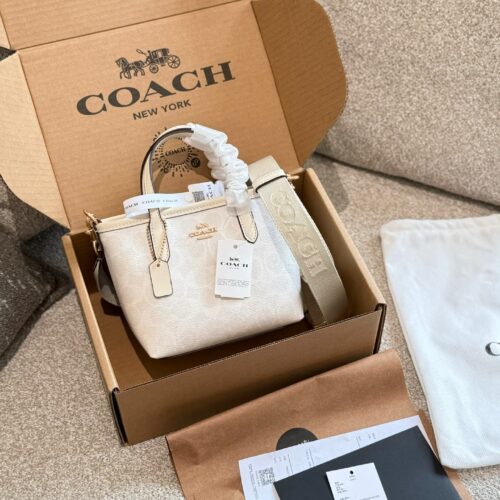 Coach Coach Mini Tote P210
Coach. New Release
Airplane box packaging
Coach's new Mini Tote
Paired with long and wide shoulder straps, it provides ample comfort and ample capacity,
It can be easily controlled in daily life
Size: 15 * 14 * 9cm