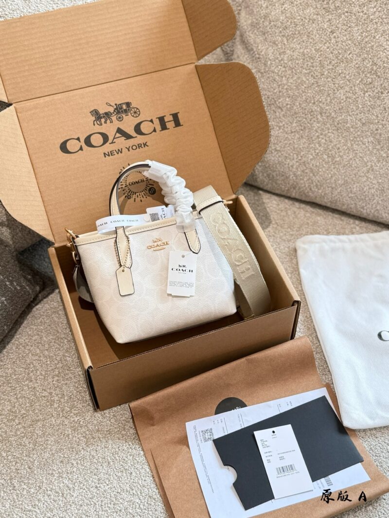Coach Coach Mini Tote P210
Coach. New Release
Airplane box packaging
Coach's new Mini Tote
Paired with long and wide shoulder straps, it provides ample comfort and ample capacity,
It can be easily controlled in daily life
Size: 15 * 14 * 9cm