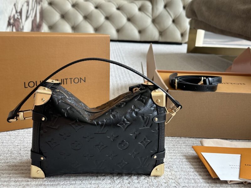 50df44a5d0.jpg 260 replica version
size:23*16cm
Super time and space explosive product
Lv 25 Rocket new bag trunk
Gu Ailing's fashion show small soft box has finally arrived!!!
Super Western style upupupup
Search Lv Soft Box (Box)
Complete packaging