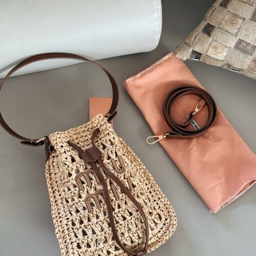 185 boxes
size：20*23cm
Miumiu Summer Limited Edition|
New woven vegetable basket
The burnt Hobo Lafite Grass
The cute cowhide iconic logo becomes a highlight, it's so beautiful