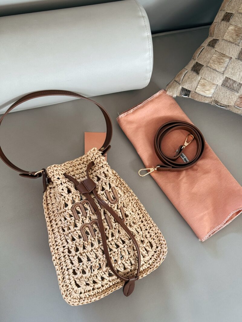 185 boxes
size：20*23cm
Miumiu Summer Limited Edition|
New woven vegetable basket
The burnt Hobo Lafite Grass
The cute cowhide iconic logo becomes a highlight, it's so beautiful