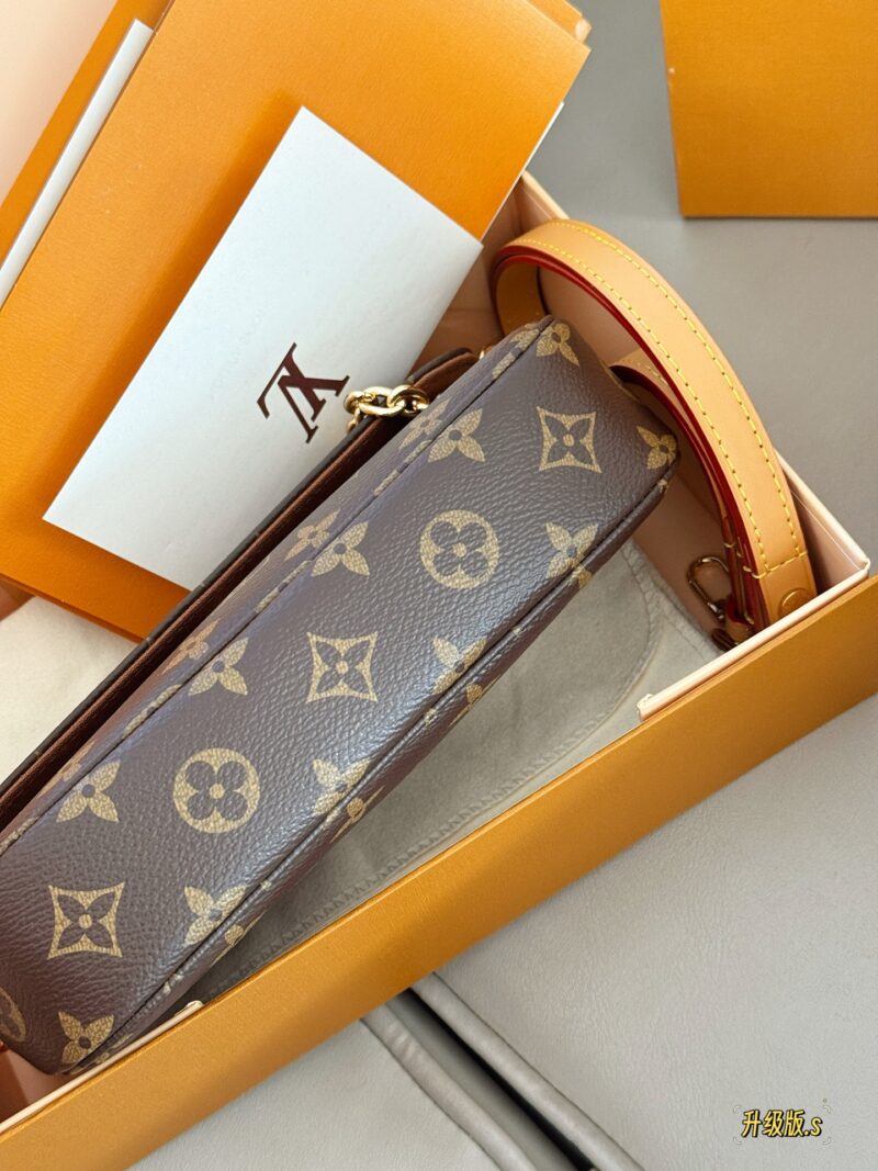 50f84c28dd.jpg 225 box upgrade version s
size:22*12cm
Mahjong bag with double chain design for L family Ivy
Ivy, I call it the most suitable bag to carry in summer
Can be carried diagonally, single shoulder, or handheld
The built-in card slot is cute and easy to use!