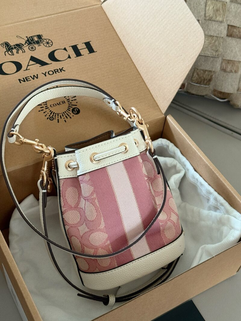 50fbd9d987.jpg 215 boxes
size:16*16cm
C Mini Bucket Bag is super cute!
Valentine's Day limited edition pink water bucket
Super beautiful Dempsey bucket bag with powder and sticky texture
Search Coach Coach Bucket