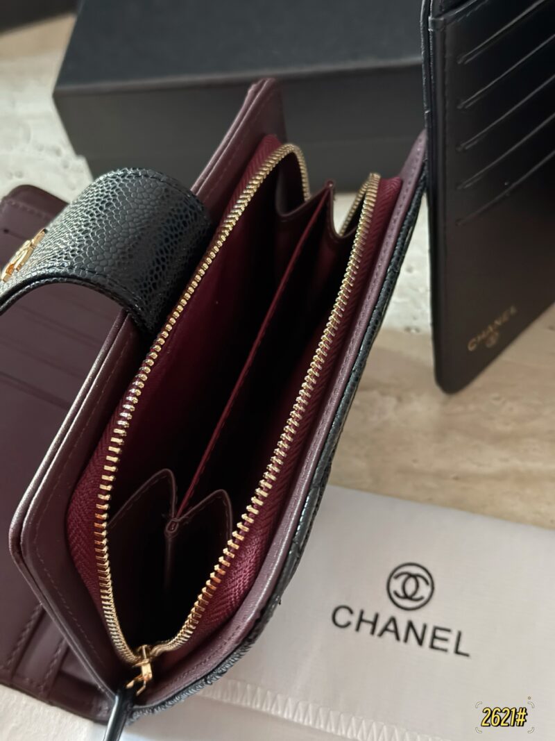 5100daad1e.jpg 165 boxes
size:15.5*11cm
Xiaoxiangjia caviar cowhide/sheepskin medium long clip
Chanel Wallet
?? Full leather inside and outside!
?? top layer leather!
A daily change and card that is sufficient for going out!
The packaging is very high-end...