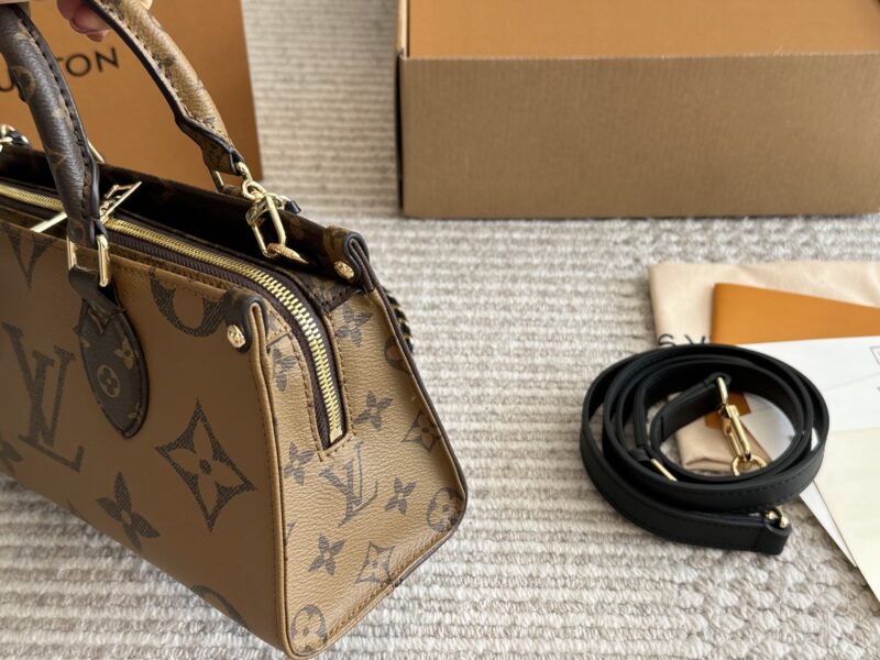 510429395b.jpg 265 box new model
size:25*13cm
Highly anticipated by everyone!
L Home OnTheGo East West
Little sisters, look
This small tote is your life bag
? Configure chain/leather shoulder strap
