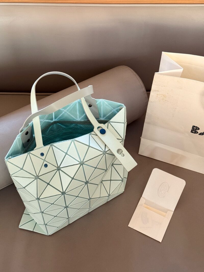 5104a67ccc.jpg 200 no box upgrade
issey miyake BAOBAO
Miyake Life 6x6 Shopping Bag
Size 34x34cm ??
Perfect for summer
Light and convenient, small and fresh~