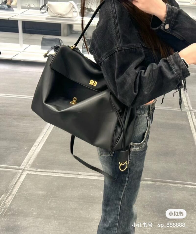 Balenciag Rodeo
The Redeo that was finally won! ! ! The soft and large silhouette bag immediately gives off a lazy and lazy feeling on the upper body. I really like this convenient and cool super practical bag. This new model named after the Rodeo D...