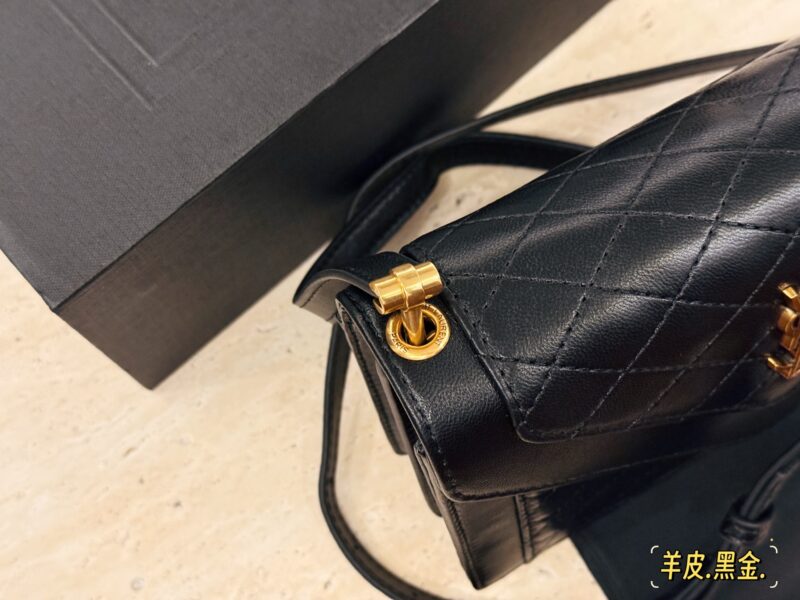 51381f420d.jpg 310 sheepskin/box
size:20*14cm
Saint Laurent YSL sheepskin envelope bag
Lenscope envelope package
Recommended classic bags!
Especially suitable for summer, dear!