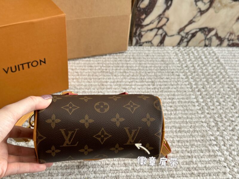 195 box
size：16*10cm
L Home SS2022 Speedy Nano
Purchasing channels
Old flower+hardware+yellow skin
Multiple shoulder straps to choose from!